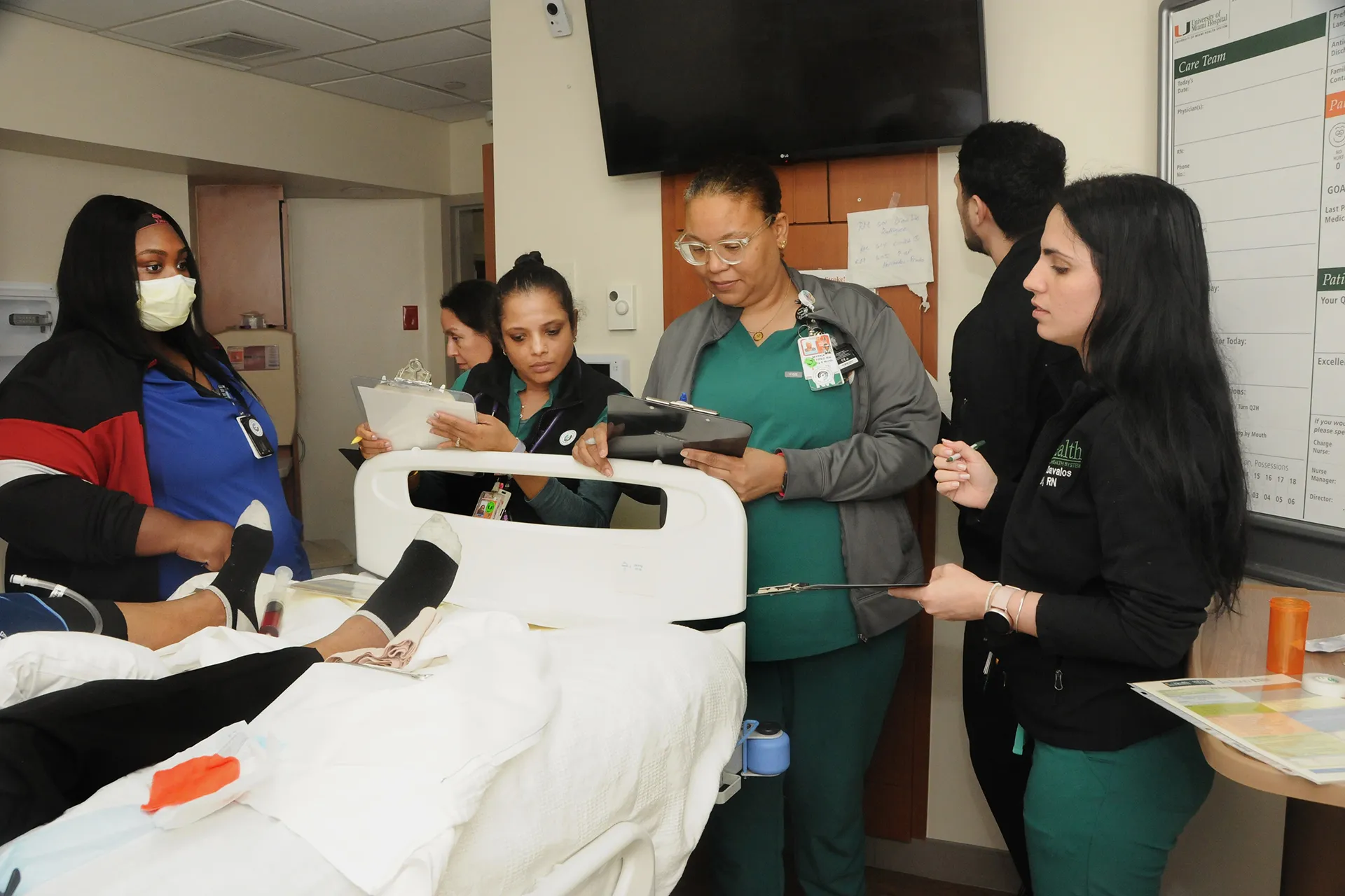 Nurses learning about patient safety in an exercise with professor